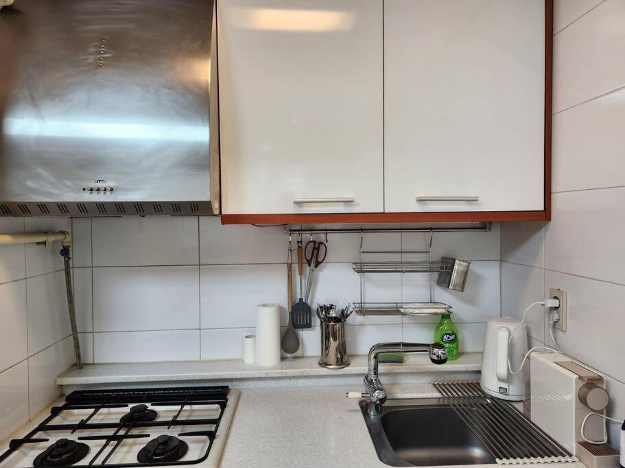 Apartment Cute And Cozy House - 5min To Sinsa Station, 1min To Garosugil Seoul