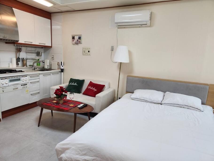 Apartment Cute And Cozy House - 5min To Sinsa Station, 1min To Garosugil