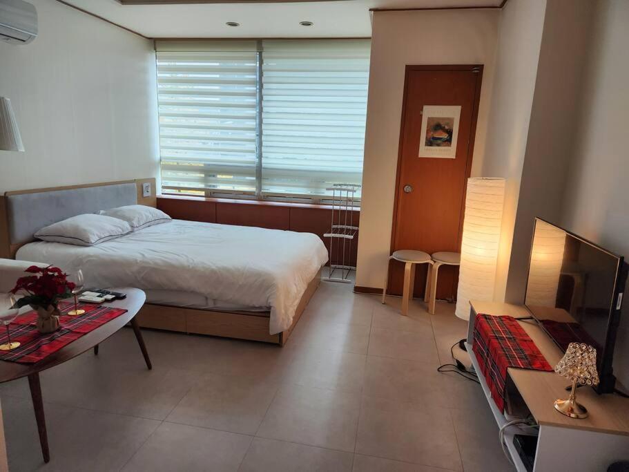 Cute And Cozy House - 5min To Sinsa Station, 1min To Garosugil *